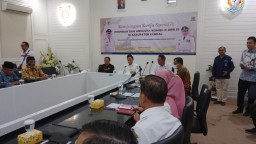 Keterangan: Bupati Kendal, Dico M Ganinduto, (tengah depan) saat menerima kunker Anggota DPR RI Komisi IX, di ruang Ngesti Widi, Rabu 24/05/2023. (Roni/Jateng Memanggil)