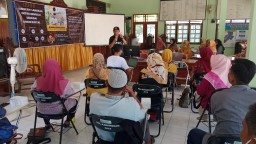 Keterangan: Owner RBM Kendal, saat memaparkan materi dalam pelatihan digital marketing, di Desa Karangsari Kendal, Kamis 25/05/2023. (Roni/Jateng Memanggil)