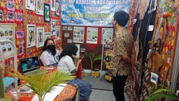 Siswi dari SMP Kanisius Argokiloso Sukorejo Kendal, saat memamerkan hasil karyanya di HBP4SP tahun 2023, yang dilaksanakan oleh Pemkab Kendal, di Pendopo Kendal, Kamis 25/05/2023. (Roni/Jateng Memanggil)