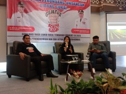 Keterangan: Kepala Seksi Penyuluhan dan Layanan Informasi Kantor pengawasan dan pelayanan Bea dan Cukai TMP A Semarang, Nurhaeni Hidayah, saat mensosialisasikan UU Cukai bersama Pemkab Kendal, di Hotel Sae Inn Kendal, Jumat 26/05/2023. (Roni/Jateng Memang