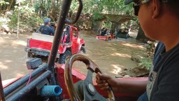 Keterangan: Wisatawan Kendal, saat menikmati offroad di Wisata Offroad Gunung Kidul, Provinsi DIY, Sabtu 27/05/2023. (Roni/Jateng Memanggil)