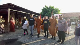 Keterangan: Bupati bersama istri dan Dandim 0715 Kendal berjalan kaki bergandengan tangan saat melintas di Kendal, Minggu 28/05/2023 pagi. (Jateng Memanggil/Ist)