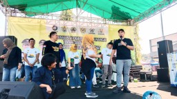 Keterangan: Bupati Kendal, Dico M Ganinduto, saat mensosialisasikan Gempur Rokok Ilegal kepada emak- emak, di Stadion Kebondalem Kendal, Minggu 28/05/2023. (Roni/Jateng Memanggil)