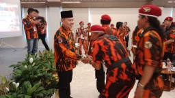 Ketua terpilih MPC PP Kendal, Mifta Reza, saat menerima ucapan selamat dari jajaran kepengurusan dan anggota MPC PP Kendal, di Hotel Sai Inn, Minggu 28/05/2023. (Roni/Jateng Memanggil)