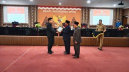 Keterangan: Bupati Kendal, Dico M Ganinduto (kiri) saat menyetahkan laporan keuangan APBD Kendal TA 2022 kepada Wakil Ketua I DPRD Kendal, Akhmat Suyuti, di ruang Paripurna DPRD Kendal, Senin 29/05/2023. (Roni/Jateng Memanggil)