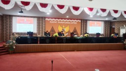 Keterangan: Bupati Kendal, Dico M Ganinduto, saat mengikuti Rapat Paripurna DPRD Kendal, di Ruang Paripurna DPRD Kendal, Senin 29/05/2023. (Roni/Jateng Memanggil)