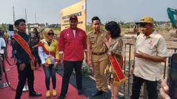 Keterangan: Menpora RI, Dito Ariotedjo (kaos merah) saat meresmikan pembangunan Gor dan Yuth Center di Lapangan Voli sebelah utara Stadion Kebondalem Kendal, Senin 29/05/2023. (Roni/Jateng Memanggil)