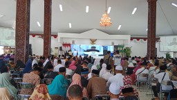 Keterangan: Dokumen, para Calon Jemaat Haji (CJH) asal Kendal tahun 2023, saat mengikuti acara pelesapasan CJH asal Kendal, yang dilaksanakan oleh Pemkab Kendal, di Pendopo Kendal. (Jateng Memanggil)