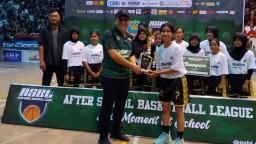 Keterangan: Dandim 0715/Kendal, Letkol Inf Misael Marthen Jenry Polii, saat menyerahkan piagam kepada Putri Ananta Zulfa, di Gor Bahurekso Kendal, 27/05/2023 petang. (Jateng Memanggil/Ist)