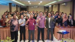 Keterangan: Kepala Disporapar Kendal, Irham Chalid (tengah depan) usai memberikan sambutan dan acara pelatihan kewirausahaan, yang digelar di Ruang Merak Tirto Arum Baru Kendal, Selasa 30/05/2023. (Ron/Jateng Memanggil)