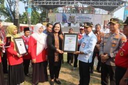 Sri Widiyati, perwakilan MURI saat penyerahan piagam rejor Muri kepada Pj Bupati Jepara Edy Supriyanta, di Pantai Kartini.(Memanggil.co) 