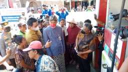 Keterangan: Bakal Calon Preaiden 2024, Ganjar Pranowo (pakai blangkon) saat berkunjung di Kendal. (Dok/Jateng Memanggil)