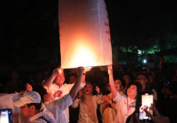 
Kemeriahan Festival Lampion, yang merupakan bagian dari perayaan Waisak 2023 di pelataran Candi Borobudur di Magelang Jawa Tengah. (Memanggil.co/ist)
