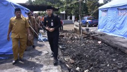 Keterangan: Bupati Dico, saat meninjau rumah milik warga yang terbakar, di Dusun Sendang Wetan, Desa Sendang Dawung, Kangkung, Kendal, Senin 05/06/2023. (Ist/Jateng Memanggil)
