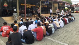 Keterangan: Polres Kendal, saat memberikan bimbingan kepada 48 pelajar SMK dari Batang, Jateng, yang hendak melakukan aksi tawuran, di halaman Mapolres Kendal, Senin 05/06/2023. (Jateng Memanggil/Ist)