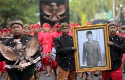 Warga saat membawa foto Bung Karno Presiden RI pertama. (FOTO: Antara)