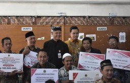 Keterangan: Gubernur Jateng, Ganjar Pranowo (pakai blangkon) bersama Bupati Kendal (batik kuning) saat memberikan bantuan kepada warga kurang mampu di Ringinarum, Kendal, Kamis 08/06/2023. (Roni/Jateng Memanggil)