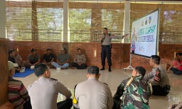 Keterangan: Kasat Samapta Polres Kendal AKP Untoro Ben, saat memberikan wawasan kepada masyarakat dalam kegiatan Jumat Curhat, di Aula Makam Kyai Asy'ari Desa Protomulyo Kecamatan Kaliwungu Selatan Kabupaten Kendal, Jumat 09/06/2023. (Jateng Memanggil/Ist