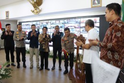 Keterangan: Kapolda Jateng, Irjen Pol Ahmad Luthfi, saat meresmikan kampung tangguh anti narkoba se-Jawa Tengah, di Pendopo Kendal, Selasa 13/06/2023. (Roni/Jateng Memanggil)