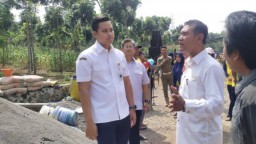 Keterangan: Bupati Kendal, Dico M Ganinduto, saat meninjau pelaksanaan program Padat Karya tahun 2023 di Desa Penyangkringan, Weleri, Kendal, Rabu 15/06/2023. (Jateng Memanggil/Ist)