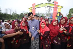 Kalangan guru di SDN 1 Karangwader, Kecamatan Penawangan, Grobogan foto bersama saat Gubernur Jawa Tengah Ganjar Pranowo mengunjungi SD mereka. (Jatengmemanggil/ist)