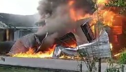 Keterangan: Gudang plastik prabot rumah tangga, milik Sobirin warga Montongsari Weleri saat terbakar, Jumat 16/06/2023 petang. (Roni/Jateng Memanggil)