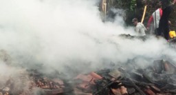 Keterangan: Terlihat beberapa warga sekitar, saat membantu membersihkan rumah korban yang sudah hangus terbakar, di Dusun Kalisuren, Desa Sidodadi, Patean, Kendal, Minggu 18/06/2023. (FOTO: BPBD Kendal)