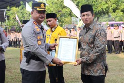 Keterangan: Kadus Desa Tampungan, Boja, Abdul Majid, saat menerima penghargaan dari Kapolres Kendal, di halaman Mapolres Kendal, Rabu 21/06/2023. (Jateng Memanggil/Ist)