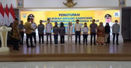 Keterangan: Bupati Kendal, Dico M Ganinduto, saat menyerahkan sertifikat kepada peserta Pelatihan Berbasis Kompetensi Tahun 2023, di Pendopo Kendal, Kamis 22/06/2023. (Jateng Memanggil/Ist)
