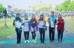 Keterangan: Ketua TIM PKK Kendal, Chaca Frederica (ketiga dari kiri) saat mengikuti senam bersama dalam acara peringatan HANI tahun 2023, di halama sekolah SMK Negeri 4 Brangsong, Kendal, Kamis 22/06/2023. (Jateng Memanggil/Ist)