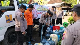 Keterangan: Kabag Kabag OPS Polres Kendal, AKBP Winarno Panji Kusumo, saat membagikan air bersih di Desa Damarsari, Cepiring, Sabtu 24/06/2023. (Jateng Memanggil/Ist)