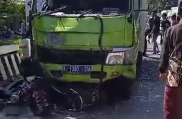 Keterangan: Mobil trux box yang menewaskan empat orang pengemudi motor dalam insiden Kecelakaan maut di Jalan Tembus Kendal, Kamis 29/06/2023. (Jateng Memanggil/Ist)