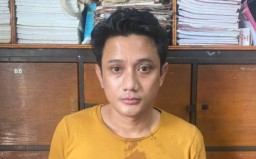 Keterangan: AS (inisial) terduga pelaku penganiyaan yang menyebabkan korban Sofi (nama panggilan) meninggal dunia, saat menjalani pemeriksaan di Polres Batang, Kamis 01/06/2023. (Ist) 