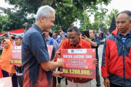 Ganjar Pranowo menyerahkan bantuan DBHCHT kepada perwakilan desa di Jawa Tengah bersamaan Harlah ke-17 dan Pelantikan Pengurus PPDI Provinsi Jawa Tengah, di Alun-alun Wonosobo.(Jatengmemanggil.co)