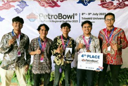 Keterangan: Lima peserta lomba PetroBowl World Championship dari tim PEM Akamigas SC, usai meraih juara keempat dalam ajang PetroBowl World Championship tingkat dunia, Selasa 11/07/2023. (Jateng Memanggil/Ist)