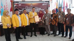 Keterangan: Ketua KPU Kendal, Hevy Indah Oktaria, saat menerima berkas pendaftaran Bacaleg, di KPU Kendal. (Dok, Jateng Memanggil)