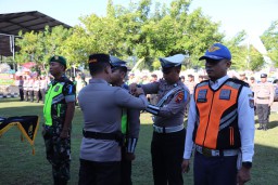 Keterangan: Kapolres Kendal, AKBP Jamal Alam, saat menyematkan pita ke anggotanya, usai gelar Apel pasukan operasi kepolisian dengan sandi operasi “Patuh Candi 2023″ di Halaman Mapolres Kendal, Senin 10/07/2023. (Jateng Memanggil/Ist)