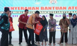 Keterangan: Bupati Dico (batik coklat) saat menyerahkan bantuan atensi kepada Sumiyah warga Ngampel, di Pendopo Kendal, Selasa 11/07/2023. (Jateng Memanggil/Ist)