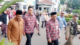 Keterangan: Bupati Kendal, Dico M Ganinduto (tengah) bersama Wagub Jateng, Taj Yasin, usai mengunjungi bazar UMKM dalam acara Hari Keluarga Nasional (Harganas) ke- 30 tahun 2023, di Pendopo Kendal, Kamis 13/07/2023. (Jateng Memanggil/Ist)