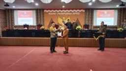 Keterangan: Bupati Kendal, Dico M Ganiduto (kiri) bersama Ketua DPRD Kendal (kanan) usai Rapat Paripurna DPRD Kendal, di Ruang Paripurna DPRD Kendal, Kamis 13/07/2023. (Roni/Jateng Memanggil)