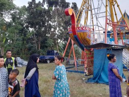 Keterangan: Kondisi saat ini, pasar malam di Lapangan Lapangan Tanggul Malang, Desa Korowelang, Cepiring, Kendal, di tutup oleh petugas kepolisian dan diberi gasir pembatas, Jumat 14/07/2023. (Jateng Memanggil/Ist)