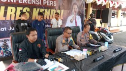 Keterangan: Kapolres Kendal, AKBP Jamal Alam (tengah) saat menggelar konfrensi Press, di halaman Mapolres Kendal, Jumat 14/07/2023. (Roni/Jateng Memanggil)