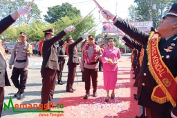 Keterangan: Kapolres Kendal baru, AKBP Feria Kurniawan bersama istrinya, saat pertama kali memasuki Mapolres Kendal dan disambut dengan pedang pora, di halaman Mapolres Kendal, Kamis 20/07/2023. (Roni/Jateng Memanggil)