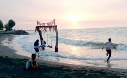 Keterangan: Pengunjung wisata Pantai Cahaya, di Sendang Sikucing, Rowosari, Kendal, Senin 24/07/2023. (Jateng Memanggil/Ist)