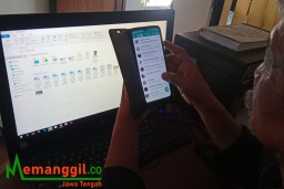 Keterangan: Ilustrasi, seseorang sedang bermain Smartphon. (Roni/Jateng Memanggil)