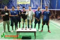 Keterangan: Owner Teh Keraton pusat Kendal, Khafid Rizky (ketiga dari kanan) saat membuka turnamen Teh Keraton Cup 2023, di Desa Kaliayu, Cepiring, Kendal, Kamis 27/07/2023 petang. (Roni/Jateng Memanggil)