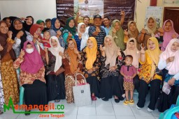 Keterangan: Owner RBM Kendal, Nur Ma'ruffin (tengah) bersama para pelaku UMKM di Desa Kumpulrejo Patebon, Kendal, usai pelatihan digital marketing, di Desa Kumpulrejo, Patebon, Kendal, Jumat 28/07/2023. (Roni/Jateng Memanggil)