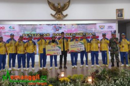 Keterangan: Ketua Koni Kendal, Subur Isnadi (tengah) bersama para atlit di Kendal, usai acara penetapan atlit- atlit di Kendal dalam Porprov Jateng ke 16, di Pendopo Kendal, Sabtu 29/07/2023. (Jateng Memanggil/Ist)