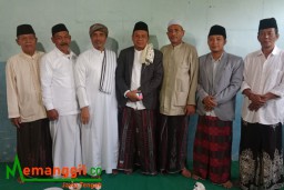 Keterangan: Habib Firdaus Al Munawar (jubah putih) bersama Gus Muhammad Kholil (kedua dari kiri) usai acara Haul Mbah Sholeh, di Masjid Besar Al Huda Cepiring, Minggu 30/07/2023. (Roni/Jateng Memanggil)