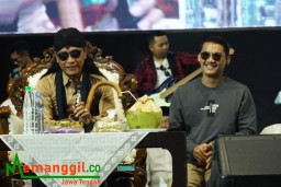 Keterangan: Gus Miftah bersama Gilga Sahid, saat tampil dalam puncak malam Pekan Raya Kendal (PRK), yang di gelar di Stadion Kendal, Minggu 30/07/2023 petang. (Roni/Jateng Memanggil)